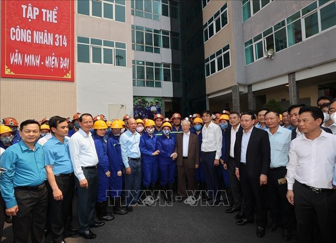Party General Secretary Nguyen Phu Trong meets workers of the Vang Danh Coal JSC in Uong Bi city. VNA Photo: Trí Dũng 