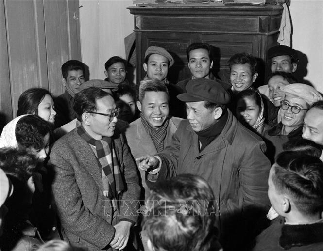 Tổng Bí thư Lê Duẩn thăm Việt Nam Thông tấn xã, ngày 14/2/1967. Ảnh: Tư liệu TTXVN