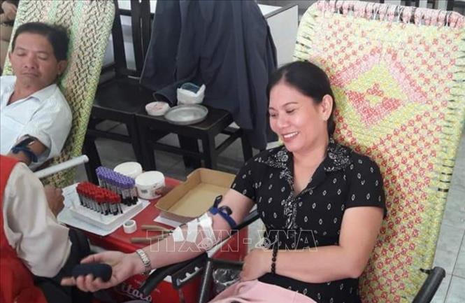 Trong ảnh: Chị Trần Thị Kiều Tôn trong một lần tình nguyện tham gia hiến máu. Ảnh: TTXVN phát