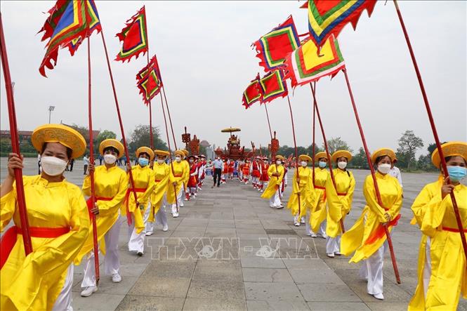 Trong ảnh: Lễ rước kiệu của các xã, phường, thị trấn vùng ven về Khu di tích lịch sử Quốc gia đặc biệt Đền Hùng. Ảnh: Trung Kiên - TTXVN