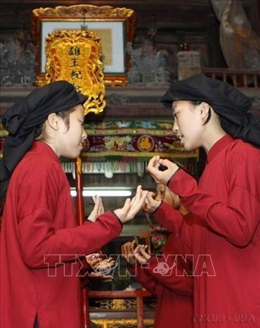 Trong ảnh: Các đào trẻ trong điệu 