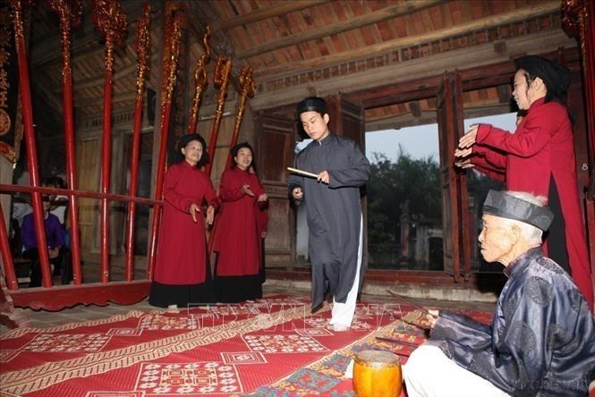 Trong ảnh: Hát 