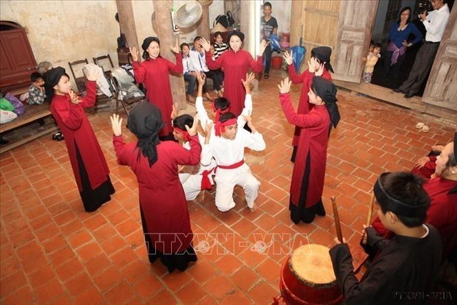 Trong ảnh: Điệu hát “Mó cá”, một trong những điệu hát được các nam thanh, nữ tú mong đợi nhất. Ảnh: Nhật Anh – TTXVN