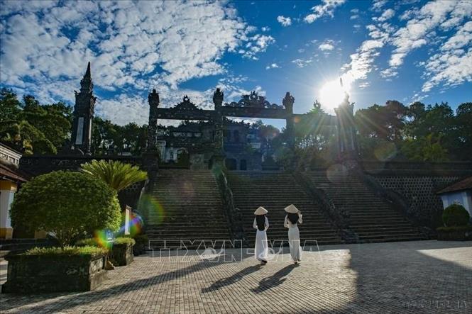 Trong ảnh: Lăng Khải Định còn gọi là Ứng Lăng toạ lạc trên triền núi Châu Chữ (còn gọi là Châu Ê) bên ngoài kinh thành Huế là lăng mộ của vua Khải Định, vị vua thứ 12 của triều Nguyễn. Lăng được xây dựng từ năm 1920 ngay sau khi Khải Định lên ngôi. Về kiến trúc lăng Khải Định được người đời sau thường đặt ra ngoài dòng kiến trúc truyền thống thời Nguyễn bởi sự pha trộn kiến trúc Đông Tây Kim Cổ lạ thường, với các tác phẩm nghệ thuật ghép tranh sành sứ độc đáo. Ảnh: Minh Đức – TTXVN