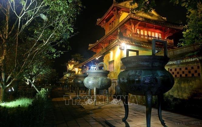 Trong ảnh: Đại Nội Huế lung linh trong đêm nhờ hiệu ứng ánh sáng nghệ thuật. Ảnh: Hồ Cầu-TTXVN