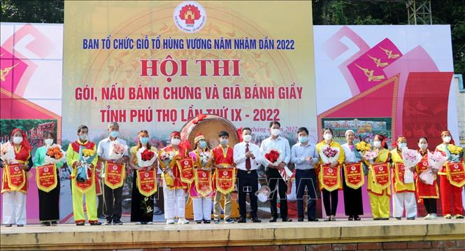 Trong ảnh: Ban tổ chức Hội thi trao cờ lưu niệm cho các đội dự thi. Ảnh: Trung Kiên - TTXVN.