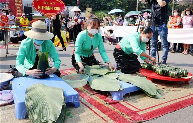 Trong ảnh: Đội thi Gói, nấu bánh chưng huyện Thanh Sơn thực hiện phần thi gói bánh chưng. Ảnh: Trung Kiên - TTXVN.