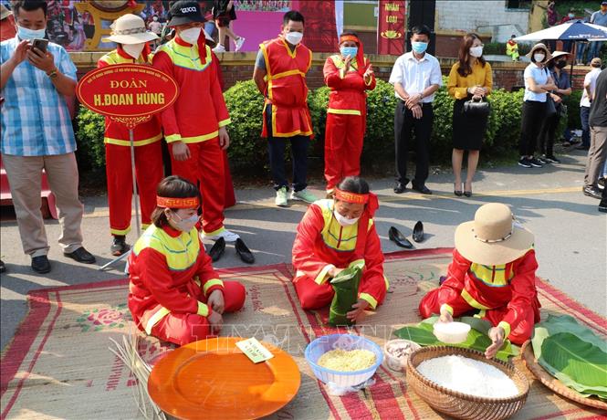 Trong ảnh: Đội thi Gói, nấu bánh chưng huyện Đoan Hùng thực hiện phần thi gói bánh chưng. Ảnh: Trung Kiên - TTXVN.