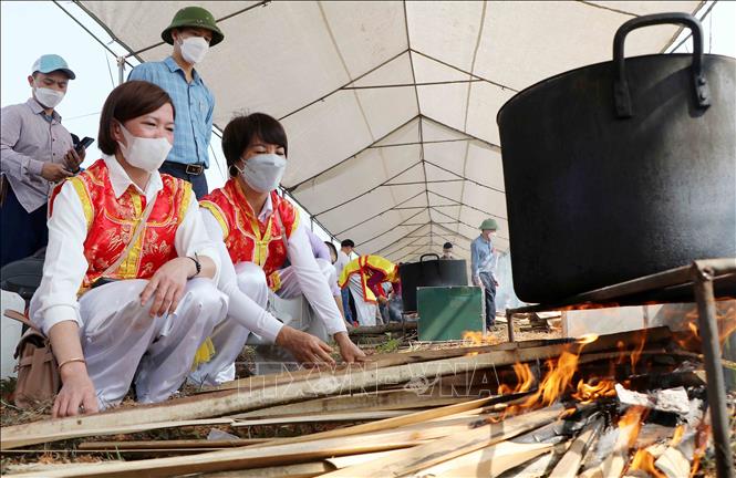 Trong ảnh: Đội Tam Nông  thực hiện phần thi nấu bánh chưng. Ảnh: Trung Kiên - TTXVN.
