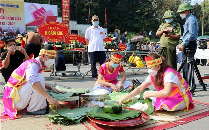Trong ảnh: Đội thi Gói, nấu bánh chưng huyện Cẩm Khê thực hiện phần thi gói bánh chưng. Ảnh: Trung Kiên - TTXVN.