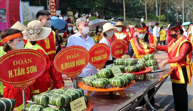 Trong ảnh: Sản phẩm bánh chưng của các đội sau khi thực hiện phần thi gói bánh. Ảnh: Trung Kiên - TTXVN.