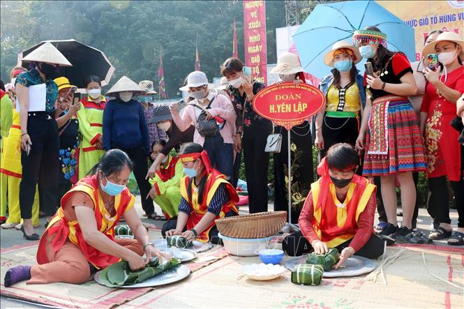 Trong ảnh: Đội thi Gói, nấu bánh chưng huyện Yên Lập thực hiện phần thi gói bánh chưng. Ảnh: Trung Kiên - TTXVN.