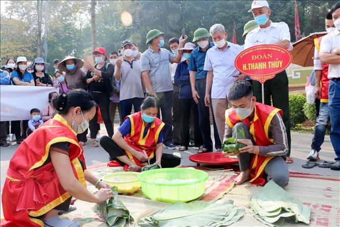 Trong ảnh: Đội thi Gói, nấu bánh chưng huyện Thanh Thủy thực hiện phần thi gói bánh chưng. Ảnh: Trung Kiên - TTXVN.