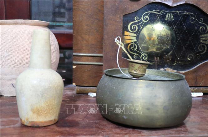 Trong ảnh: Chiếc bình vôi, cối giã trầu và cơi trầu của người Quan họ thường dùng. Ảnh: Thanh Thương- TTXVN