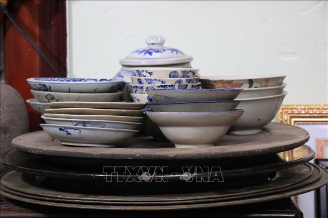 Trong ảnh: Mâm, bát của người Quan họ xưa. Ảnh: Thanh Thương- TTXVN