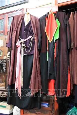 Trong ảnh: Bộ trang phục của liền chị Quan họ xưa (bên trái) và nay (bên phải). Ảnh: Thanh Thương- TTXVN