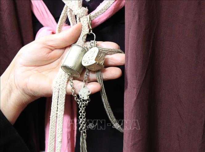 Trong ảnh: Chiếc xà tích gồm 1 ống để đựng vôi và 1 chiếc đựng chỉ là vật dụng liền chị Quan họ thường mặc khi đi chơi Quan họ. Ảnh: Thanh Thương- TTXVN