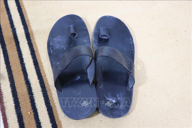 Trong ảnh: Chiếc dép lá đa cổ của liền chị Quan họ. Ảnh: Thanh Thương- TTXVN