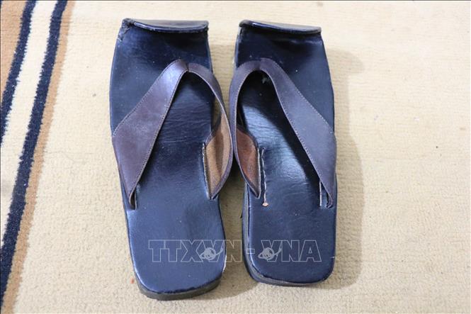 Trong ảnh: Chiếc dép của liền chị Quan họ sau khi đã được cách tân lần 1. Ảnh: Thanh Thương- TTXVN