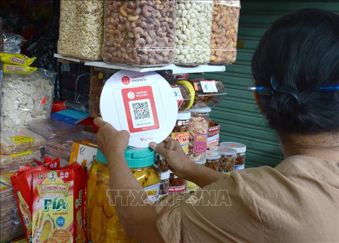 Photo: Owners of over 1,000 stalls at Da Nang’s three major wet markets - Con, Han and Dong Da - have been provided with a QR code enabling users to make online payments through access with 37 banks and Viettel Money.
VNA Photo: Quốc Dũng
