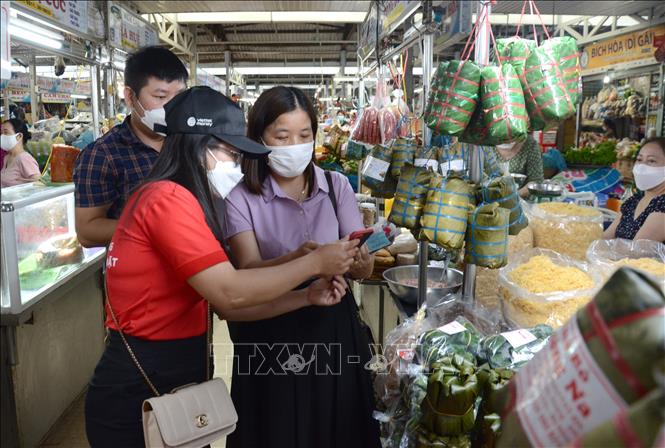 Photo: Owners of over 1,000 stalls at Da Nang’s three major wet markets - Con, Han and Dong Da - have been provided with a QR code enabling users to make online payments through access with 37 banks and Viettel Money.
VNA Photo: Quốc Dũng