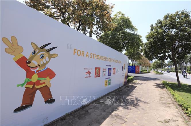 Pano quảng bá cho SEA Games 31 được bố trí bên ngoài Cung Điền kinh Hà Nội. Ảnh: Hoàng Hiếu - TTXVN 