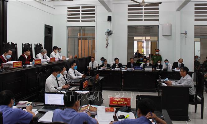 Trong ảnh: Bị cáo Lê Đức Vinh cựu Chủ tịch UBND tỉnh từ năm 2016 – 2019 bào chữa cho bản thân trong sáng 8/4. Ảnh: Phan Sáu - TTXVN