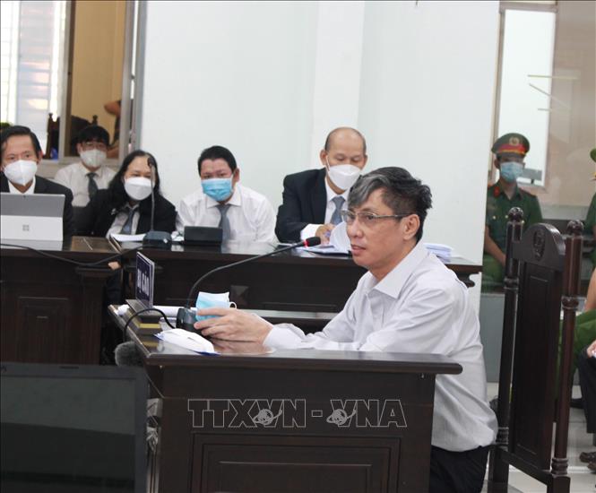 Trong ảnh: Bị cáo Lê Đức Vinh cựu Chủ tịch UBND tỉnh từ năm 2016 – 2019 bào chữa cho bản thân trong sáng 8/4. Ảnh: Phan Sáu - TTXVN