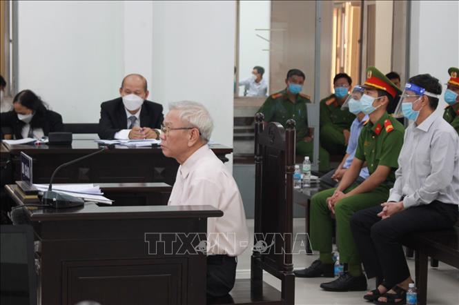 Trong ảnh: Bị cáo Lê Văn Dẽ, cựu giám đốc sở Xây dựng Khánh Hòa bào chữa cho bản thân trong sáng 8/4. Ảnh: Phan Sáu - TTXVN