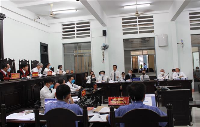 Trong ảnh: Toàn cảnh đại diện luật sư của các bị cáo tranh luận tại phiên tòa chiều 8/4. Ảnh: Phan Sáu - TTXVN