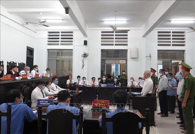 Trong ảnh: Toàn cảnh các bị cáo nói lời sau cùng trước khi tòa tuyên án. Ảnh: Phan Sáu - TTXVN                         