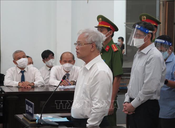  Trong ảnh: Bị cáo Lê Mộng Điệp, cựu Giám đốc Sở Tài nguyên và Môi trường Khánh Hòa nói lời sau cùng trước khi tòa tuyên án. Ảnh: Phan Sáu - TTXVN                             