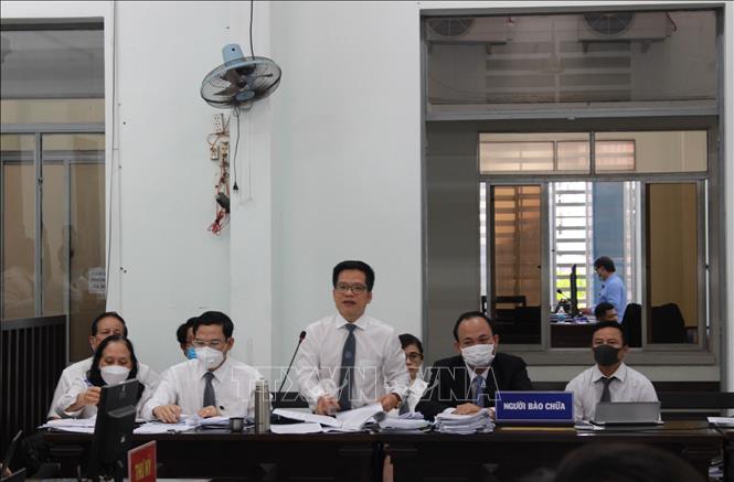 Trong ảnh: Đại diện luật sư của các bị cáo tranh luận tại phiên tòa chiều 8/4. Ảnh: Phan Sáu - TTXVN