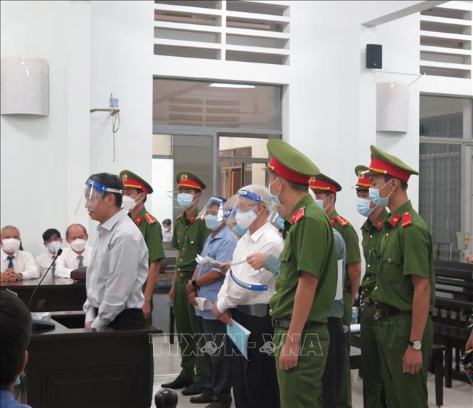 Trong ảnh: các bị cáo nói lời sau cùng trước khi tòa tuyên án. Ảnh: Phan Sáu - TTXVN                                                   