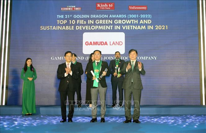 Photo: Busineses in development of infrastructure, industrial parks, and real estate are honoured as top 10 outstanding FIEs. VNA Photo: Mỹ Phương 