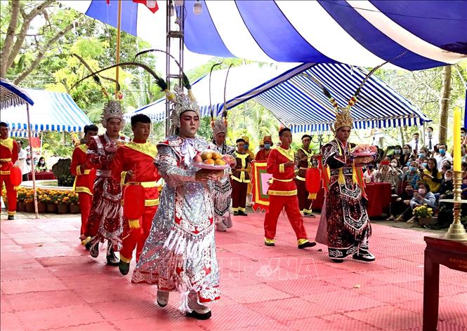 Thông qua các hoạt động cúng Giỗ theo nghi thức dân gian truyền thống như tế lễ, dâng hương, lễ rước bài vị, các loại hình sinh hoạt văn hóa dân gian để nhân dân tưởng nhớ công đức của Bà Thứ phi Hoàng Phi Yến. Ảnh: TTXVN phát