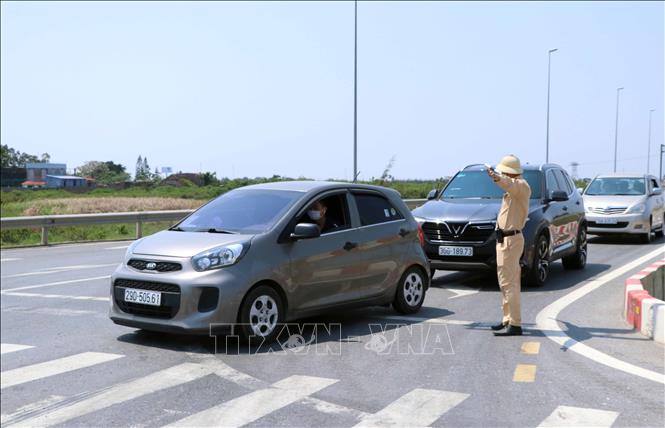 Cảnh sát giao thông thành phố Hải Phòng đã tăng cường lực lượng túc trực điều tiết giao thông. Ảnh: Hoàng Ngọc-TTXVN
