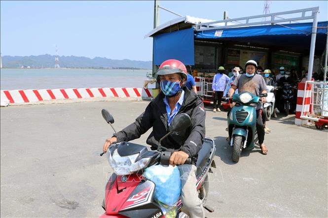 Lượng khách tăng đột biến đã diên ra tình trạng ùn tắc tại bến phà Gót. Ảnh: Hoàng Ngọc-TTXVN