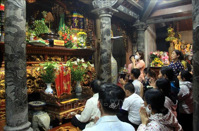 Trong ảnh: Ngày 9/4/2022 đã có rất đông du khách đến chiêm bái, vãn cảnh, tham quan di tích Quốc gia đền Tiên La. Ảnh: Thế Duyệt – TTXVN 