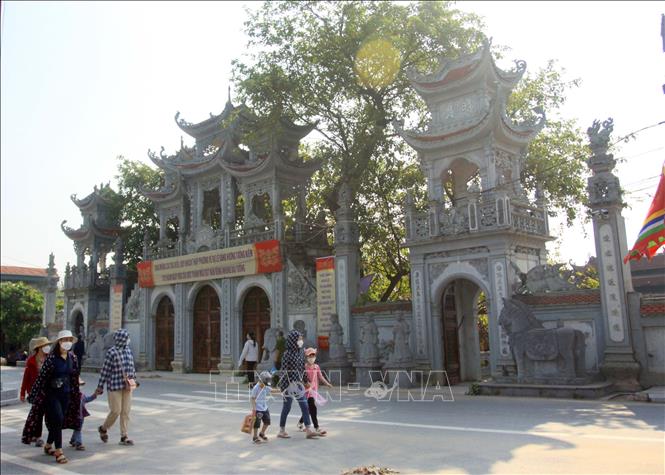 Trong ảnh: Ngày 9/4/2022 đã có rất đông du khách đến chiêm bái, vãn cảnh, thăm quan di tích Quốc gia đền Tiên La. Ảnh: Thế Duyệt – TTXVN 