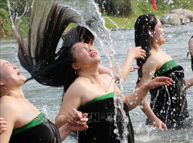 Các cô gái Thái tại Lễ hội bên suối Nậm Lụm, xã Khổng Lào, huyện Phông Thổ, tỉnh Lai Châu. Ảnh: Nguyễn Oanh-TTXVN.
