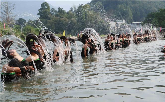 Vẻ đẹp của các cô gái Thái tại Lễ hội gội đầu.  Ảnh: Nguyễn Oanh-TTXVN.