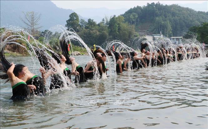 Tái hiện Lễ hội Áp Hô Chiêng của người Thái trắng ở Phong Thổ. Ảnh: Nguyễn Oanh-TTXVN.
