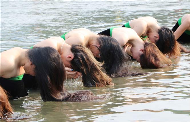 Các cô gái Thái trong Lễ hội Áp Hô Chiêng (Lễ hội gội đầu) . Ảnh: Nguyễn Oanh-TTXVN.