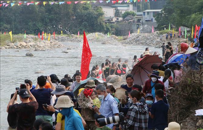 Lễ hội gội đầu của đồng bào Thái thu hút rất đông du khách. Ảnh: Nguyễn Oanh-TTXVN.