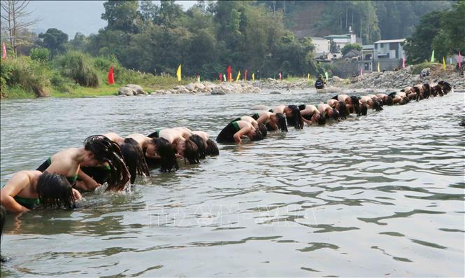 Các cô gái Thái trong Lễ hội Áp Hô Chiêng (Lễ hội gội đầu) . Ảnh: Nguyễn Oanh-TTXVN.