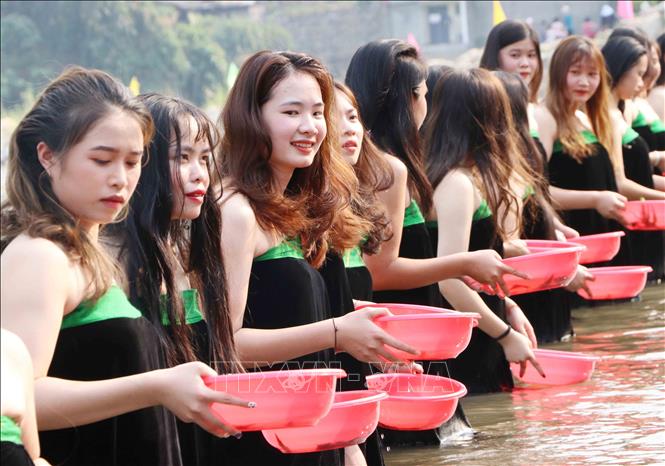 Nhiều cô gái Thái xinh đẹp trong bộ trang phục truyền thống của dân tộc mình tham gia Lễ hội gội đầu. Ảnh: Nguyễn Oanh-TTXVN.