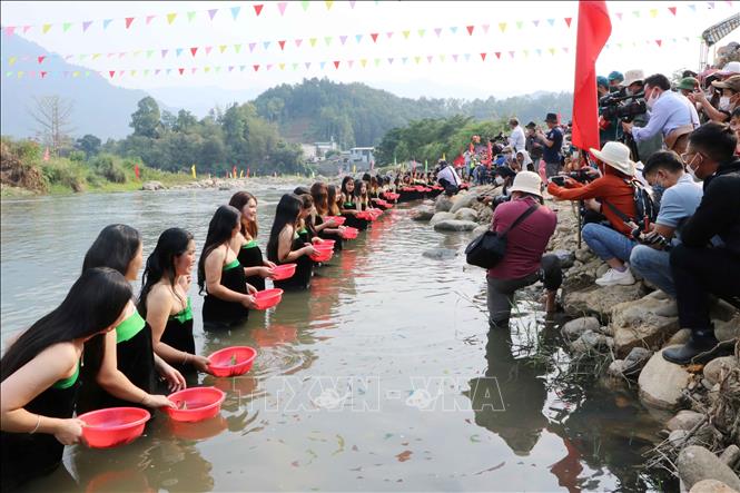 Nhiều cô gái Thái xinh đẹp trong bộ trang phục truyền thống của dân tộc mình tham gia Lễ hội gội đầu. Ảnh: Nguyễn Oanh-TTXVN.