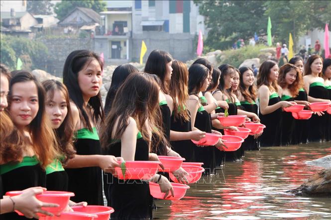 Nhiều cô gái Thái xinh đẹp trong bộ trang phục truyền thống của dân tộc mình tham gia Lễ hội gội đầu. Ảnh: Nguyễn Oanh-TTXVN.