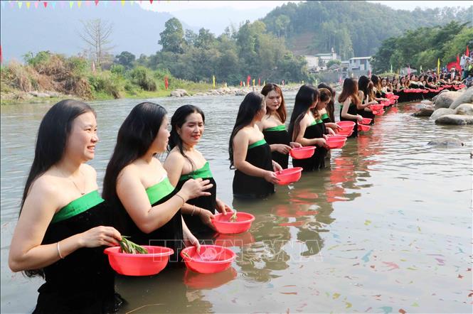 Nhiều cô gái Thái xinh đẹp trong bộ trang phục truyền thống của dân tộc mình tham gia Lễ hội gội đầu. Ảnh: Nguyễn Oanh-TTXVN.